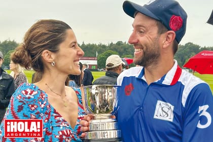 Pura sonrisa, Polito posa junto a su novia, la licenciada en Comunicación Social y maquilladora Victoria Aldanondo, que lo acompaña incondicionalmente desde 2019.