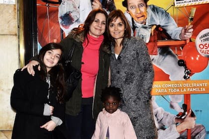 Pura sonrisas. Nancy, con su hija Morena, y Andrea, con su pequeña Stephanie.