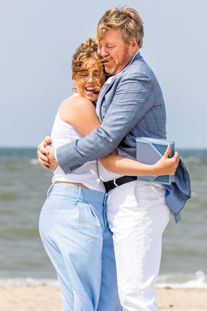 Pura ternura, el rey Guillermo Alejandro abraza a su hija Alexia.