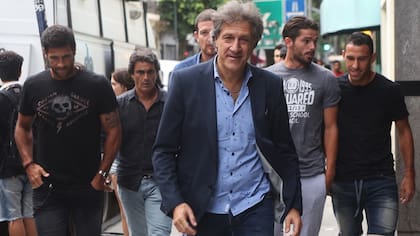 Puras sonrisas: Marchi, rodeado de Sebastián Domínguez, Fernando Gago y Maxi Rodríguez, recibieron las novedades que querían escuchar hace días