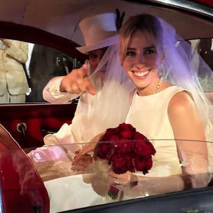 Puras sonrisas para el flamante matrimonio, que así partía rumbo a su fiesta.