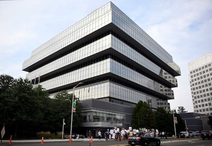 Purdue Pharma nació en 1952 con tres hermanos y psiquiatras Arthur, Mortimer y Raymond Sackler. La firma, con base en Connecticut, se convirtió en un gigante de la industria farmacéutica gracias al éxito de OxyContin