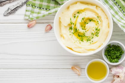 Puré de papa con ajo al horno.