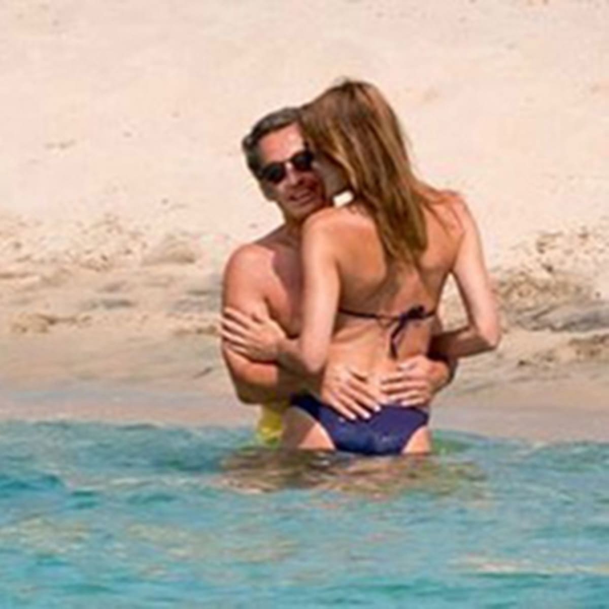 Al agua! Las fotos de Carla Bruni durante sus días de descanso en el Mediterráneo junto a Nicolas Sarkozy - LA NACION