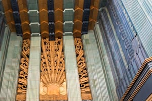 Puro estilo art déco en el edificio Eastern Columbia del centro de Los Ángeles.