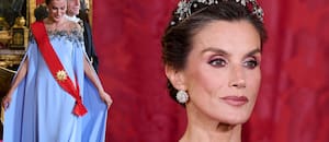 La reina Letizia deslumbró con su vestido “Frozen” y la tiara Floral en el banquete de Estado con los Macron