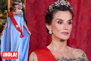 La reina Letizia deslumbró con su vestido “Frozen” y la tiara Floral en el banquete de Estado con los Macron