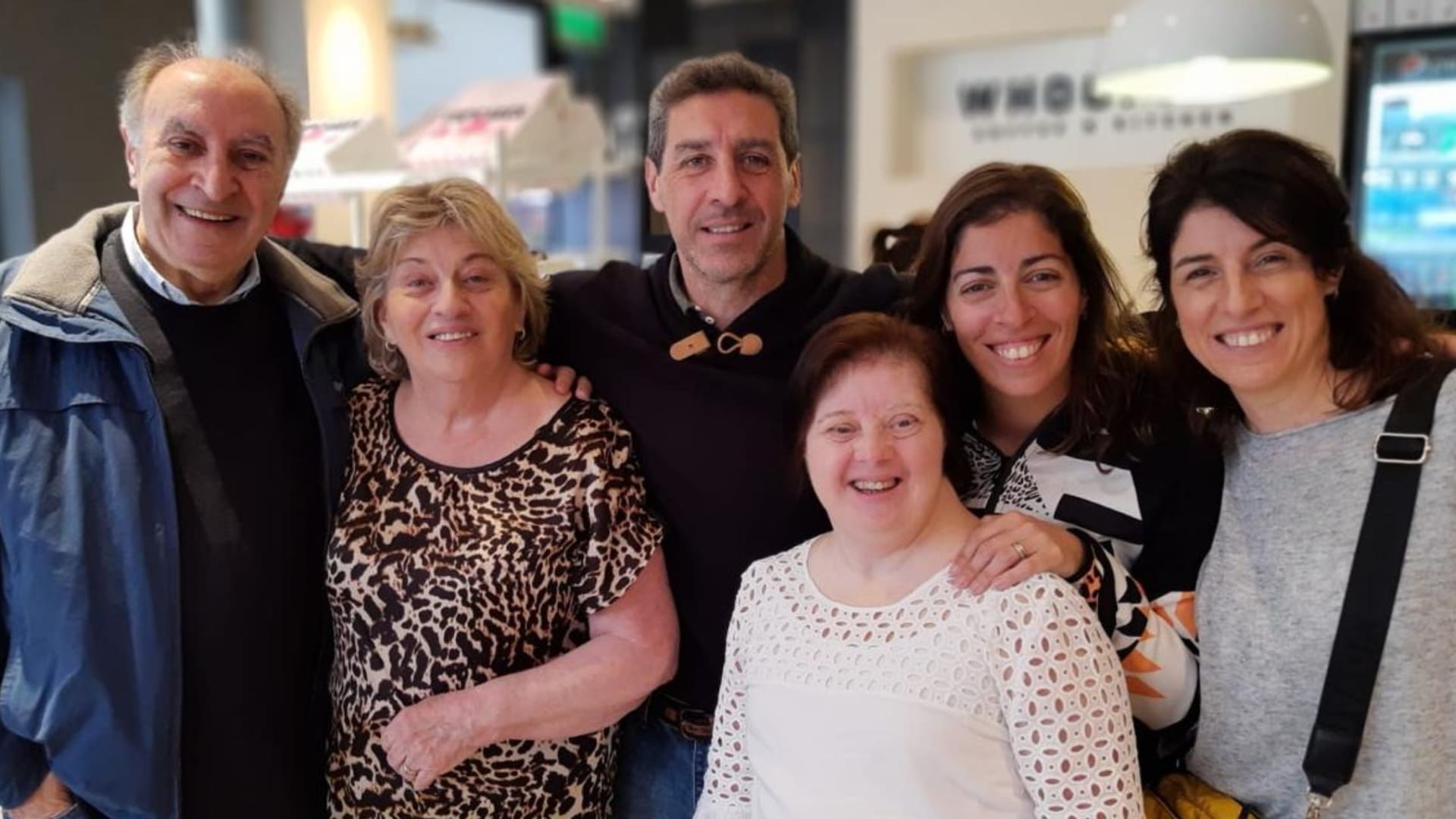 Pushi, junto a sus padres y a sus hermanos.
