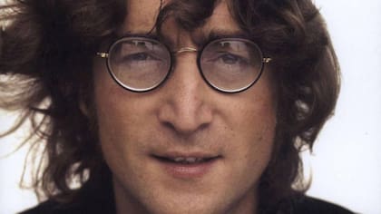 Pusieron en venta el disco que le firmó Lennon a su asesino