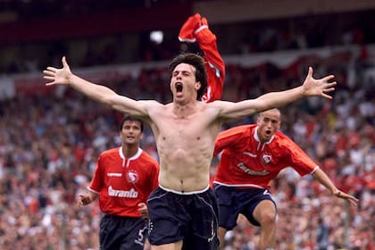 Pusineri celebra el gol ante Boca, clave en la conquista de 2002 junto a Ríos y a Castagno Suárez