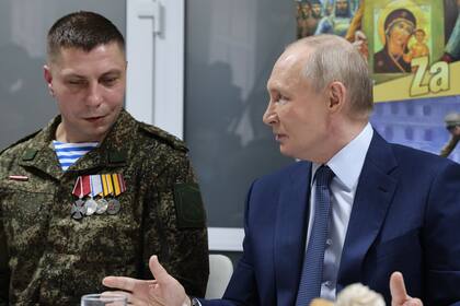 Putin afirma que tropas rusas rodearon dos ciudades ucranianas; Ucrania lo niega