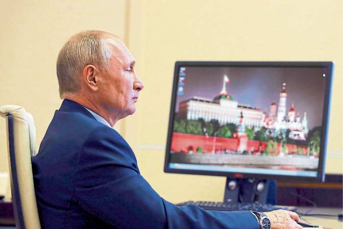 Putin, ayer, en una videoconferencia desde su residencia en las afueras de Moscú