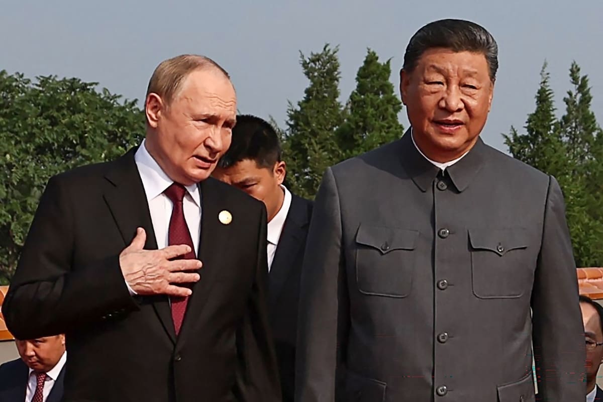 Putin camina junto a Xi antes de un desfile militar en la plaza de Tiananmén, en Pekín