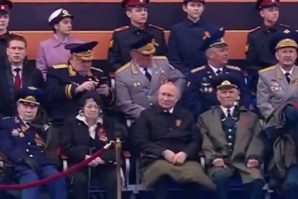 Putin cubriendo su regazo con una gruesa manta durante el acto del Día de la Victoria