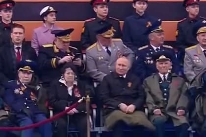 Putin cubriendo su regazo con una gruesa manta durante el acto del Día de la Victoria
