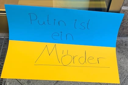 "Putin es un asesino", reza uno de los tantos carteles de apoyo a Ucrania