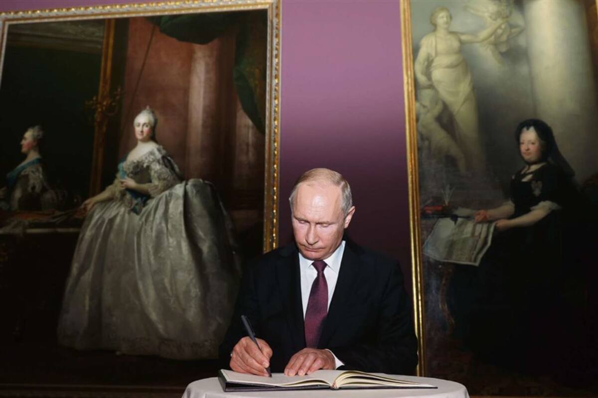 Putin firma el libro de visitas del Museo de Arte Histórico de Austria
