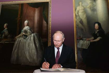 Putin firma el libro de visitas del Museo de Arte Histórico de Austria