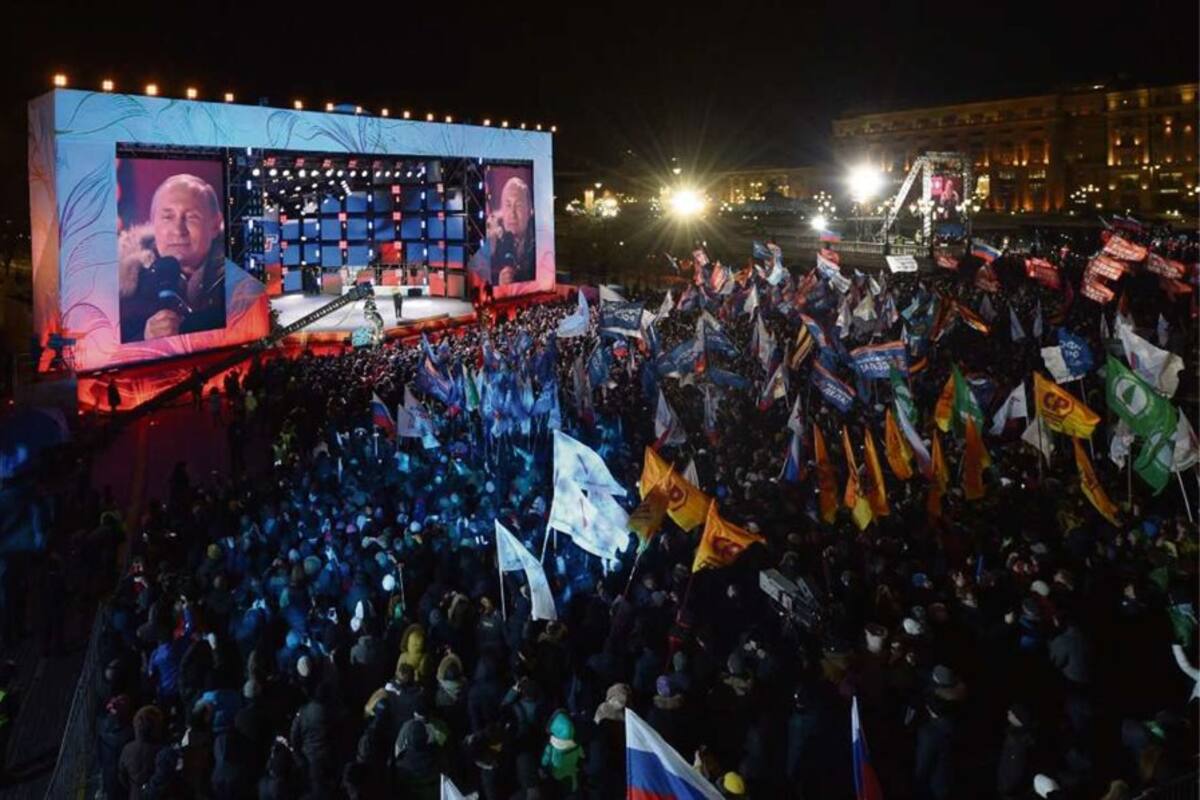 Putin le habla a sus seguidores en un acto en el centro de Moscú