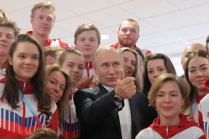 Putin posa junto a miembros de unos juegos universitarios de invierno