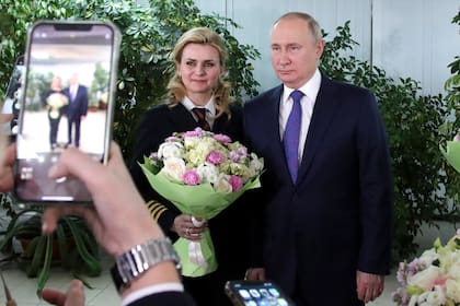 Putin posa para una foto durante su visita a la compañía Aeroflot, este mes