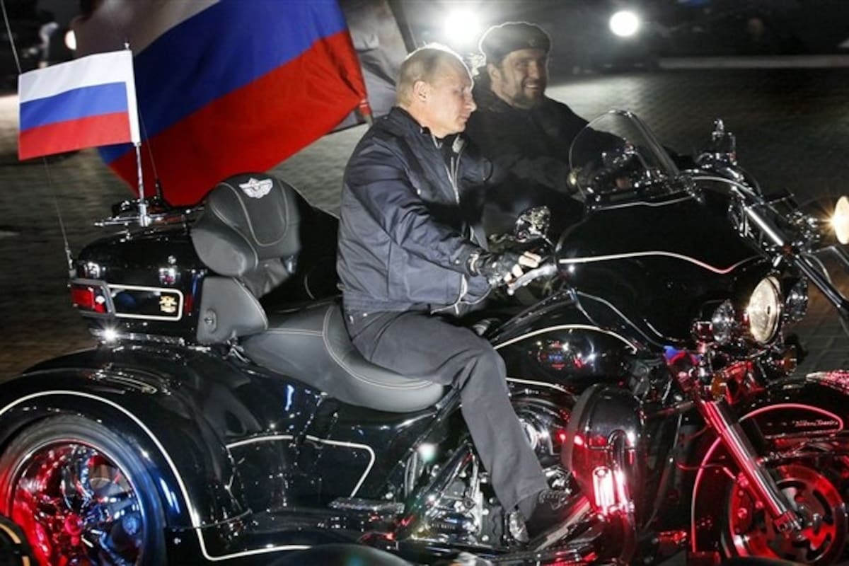 Putin prueba una poderosa moto acompañado por el líder de un club de motociclistas ruso