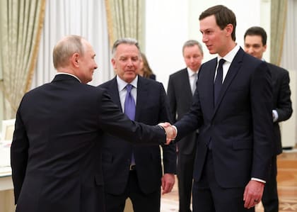 Putin recibe al enviado especial de Estados Unidos Steve Witkoff y al yerno del presidente estadounidense Donald Trump, Jared Kushner, durante una reunión en el Kremlin