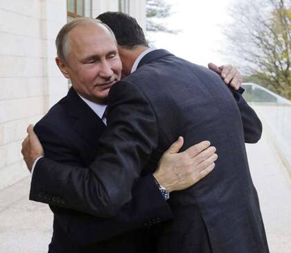 Putin y Al-Assad, en el abrazo en la residencia oficial rusa de Sochi en 2023
