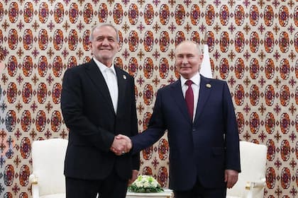Putin y el presidente de Irán, Masoud Pezeshkian