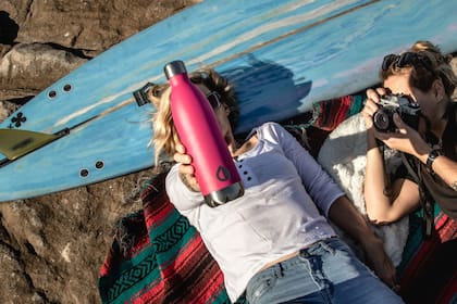 Pyme
agua de marca PURA . Botella de agua natural