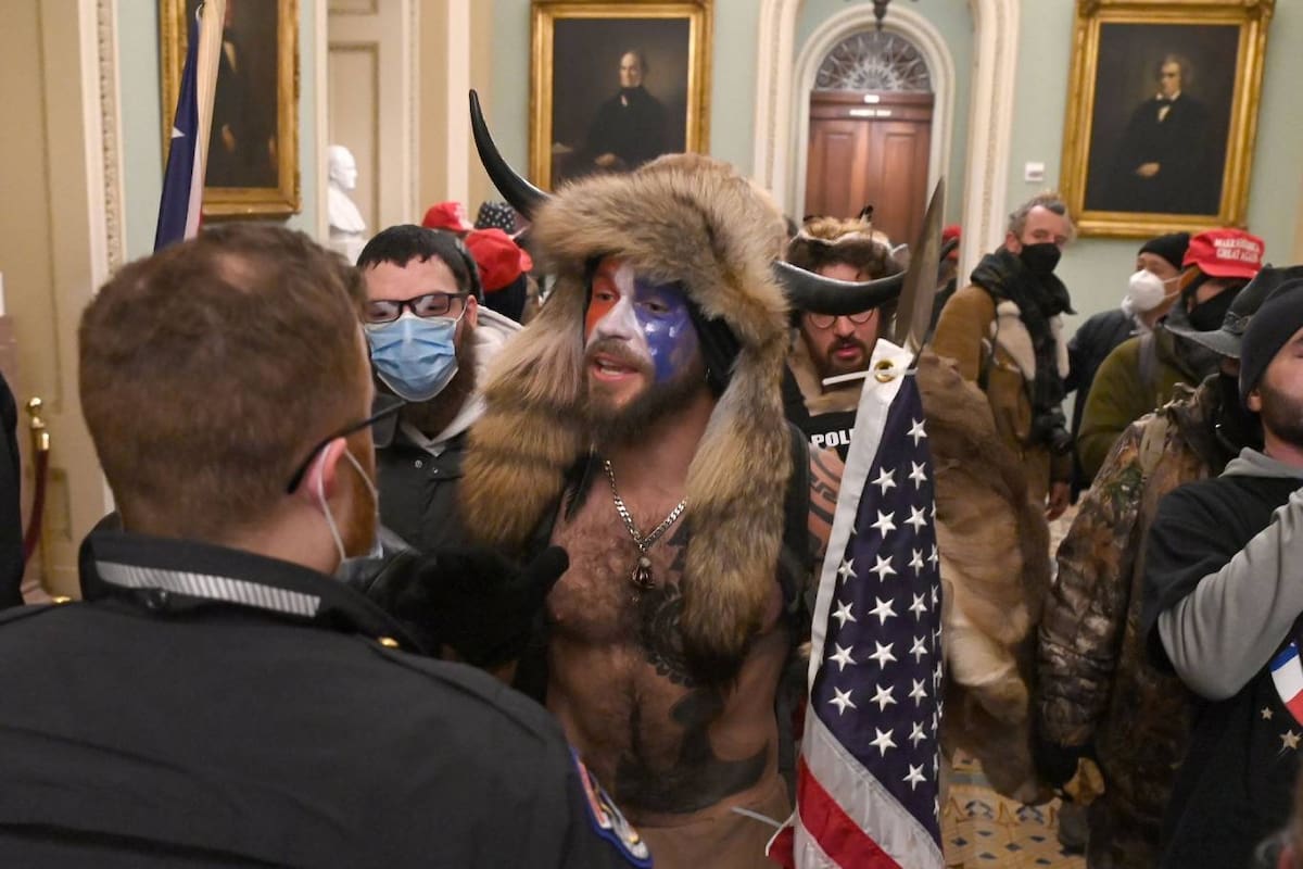 Q-Shaman llamó la atención de todos los que estuvieron pendientes de la invasión del capitolio por parte de los seguidores de Donald Trump