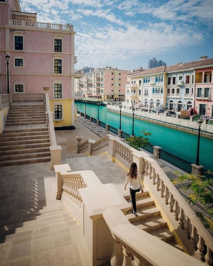 Qanat Quartier es una zona pintoresca con arquitectura veneciana y encanto árabe