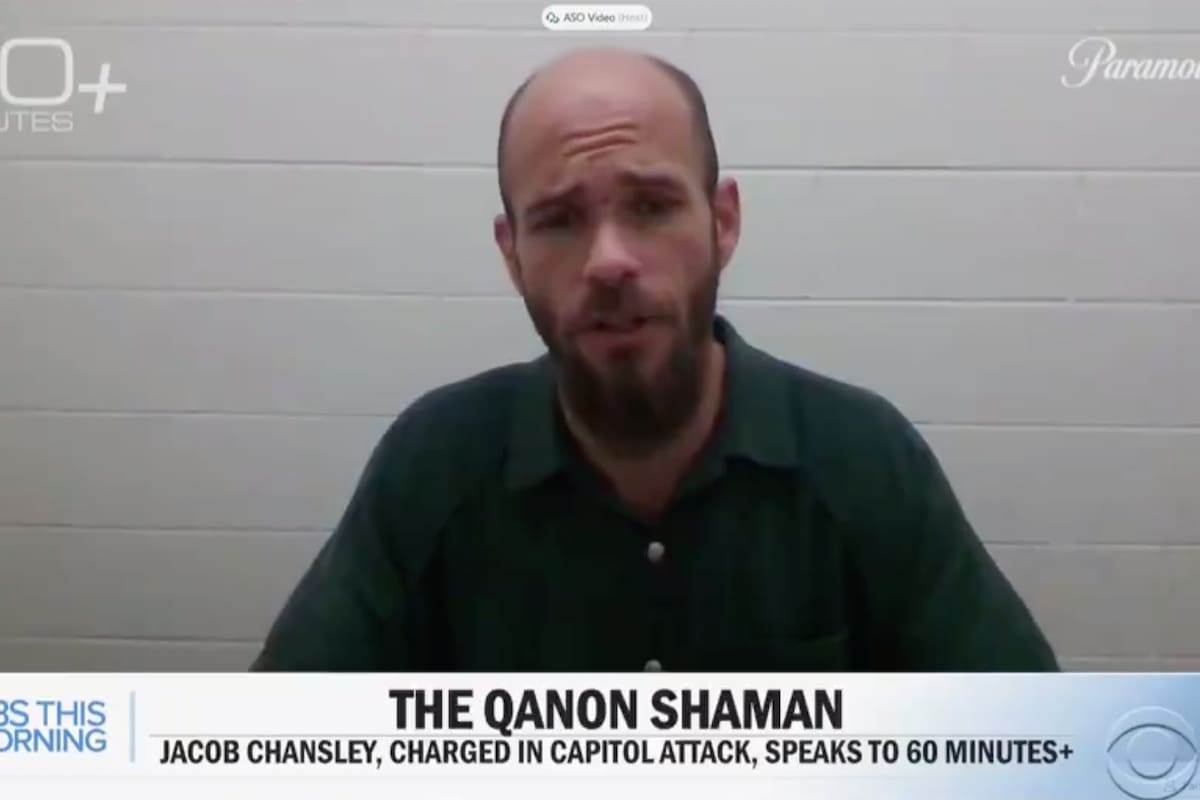 QAnon Shaman en una entrevista desde la cárcel con CBS This Morning