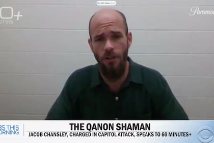 QAnon Shaman en una entrevista desde la cárcel con CBS This Morning