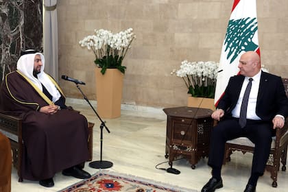 Qatar invertirá en sector eléctrico de Líbano y ayudará a retornar refugiados sirios