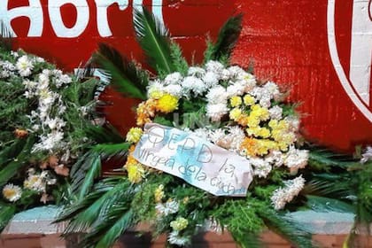 "QEPD. La virgen de la ciudad", decía uno de los arreglos florales.