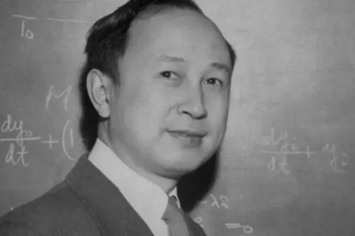 Qian produjo una investigación fundamental sobre la propulsión de cohetes.