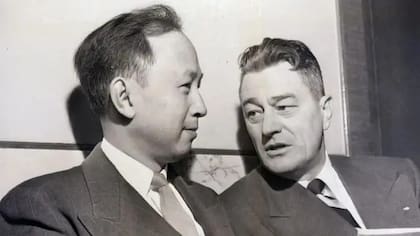 Qian Xuesen con su abogado Grant Cooper en una audiencia de deportación en noviembre de 1950.