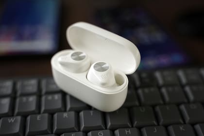 Qualcomm anunció un nuevo chip para auriculares inalámbricos que les permite vincularse al teléfono vía Wi-Fi; esto extiende notablemente el alcance y habilita la transmisión de audio de mejor calidad