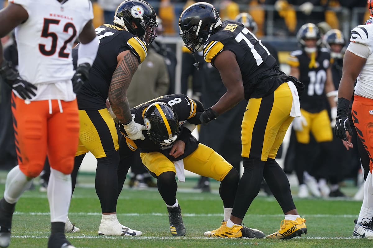 Quarterback de Steelers Aaron Rodgers entrena con férula y es duda ante los Bears