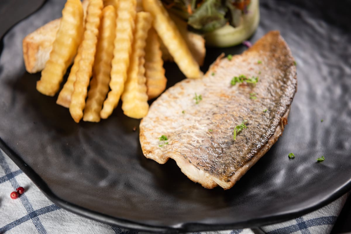 Qué aceite elegir para freír pescado y cuidar la salud sin elevar el colesterol al cocinar en casa