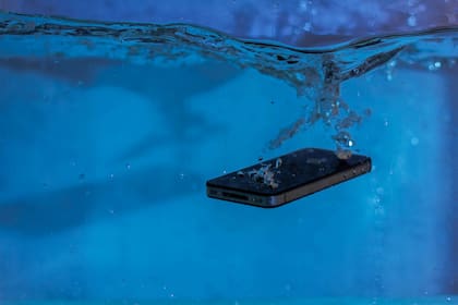 Qué botón es necesario presionar si el celular cayó al agua