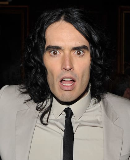Russell Brand en otros tiempos, divertido con sus expresiones en la proyección de Arthur, una remake que protagonizó en 2011