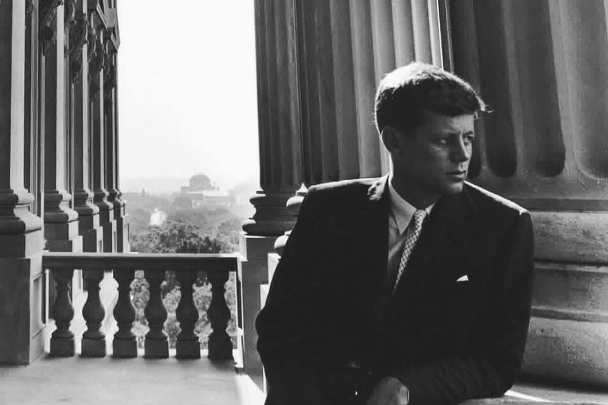 “¿Qué clase de paz buscamos? No una Pax Americana impuesta al mundo por las armas de guerra estadounidenses. No la paz de la tumba ni la seguridad del esclavo. Hablo de la paz genuina, la que hace que valga la pena vivir en la tierra", decía JFK