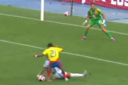 Qué dice el audio del VAR del polémico penal que le cobraron a Colombia ante Argentina