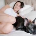 La razón por la que muchos perros quieren dormir con sus dueños