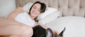 La razón por la que muchos perros quieren dormir con sus dueños