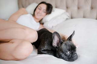La razón por la que muchos perros quieren dormir con sus dueños