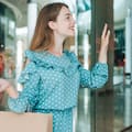 Qué significa que una persona salude siempre al entrar a un local