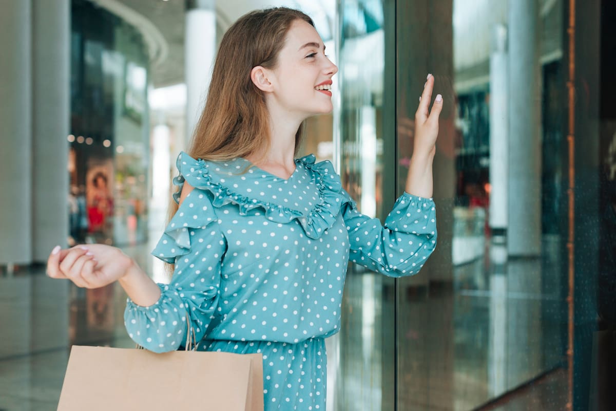 Qué dice la psicología de las personas que siempre saludan al entrar a un local (Foto: Freepik)